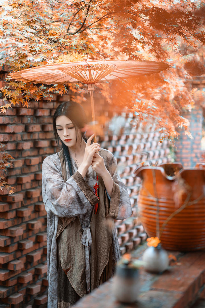 撑着伞的古装美女主播艺术写真照片