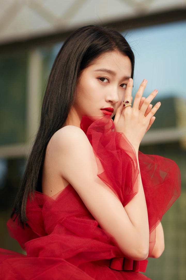 女明星关晓彤露肩红色连衣裙写真壁纸图片