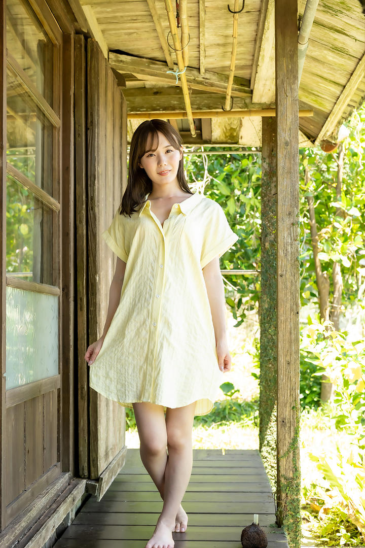 穿连衣裙的日本美女写真图片