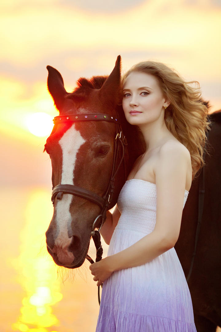 牵着马的欧美美女高清大图