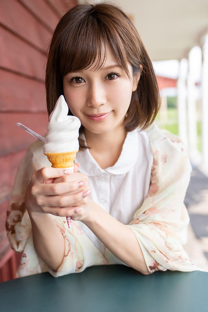 握着冰激凌的日本漂亮的模特小島写真图片