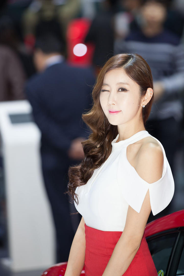 眨眼的韩国性感车模美女