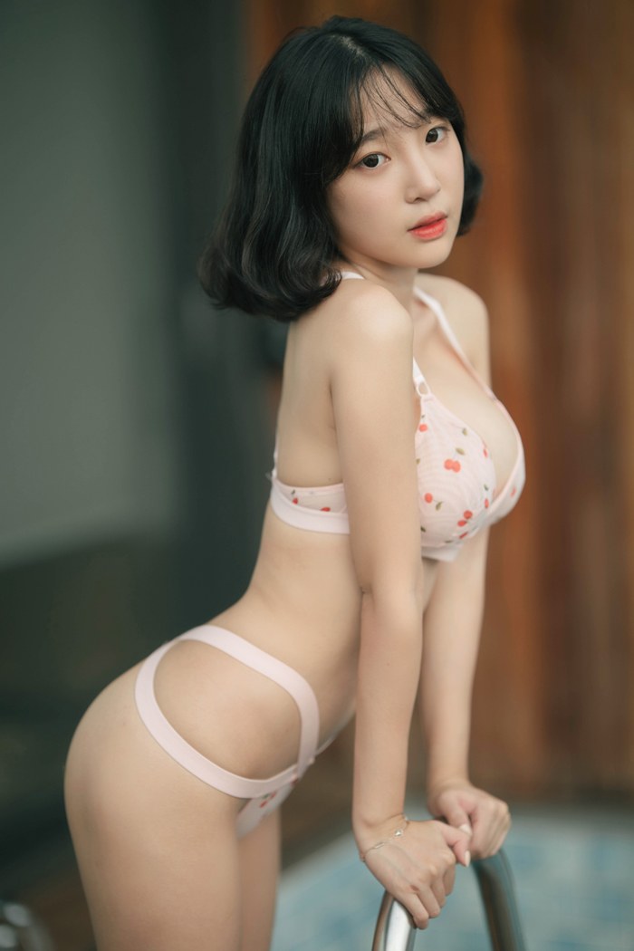 花漾show韩国美女卿卿泳池比基尼露爆乳内衣诱惑首套写真