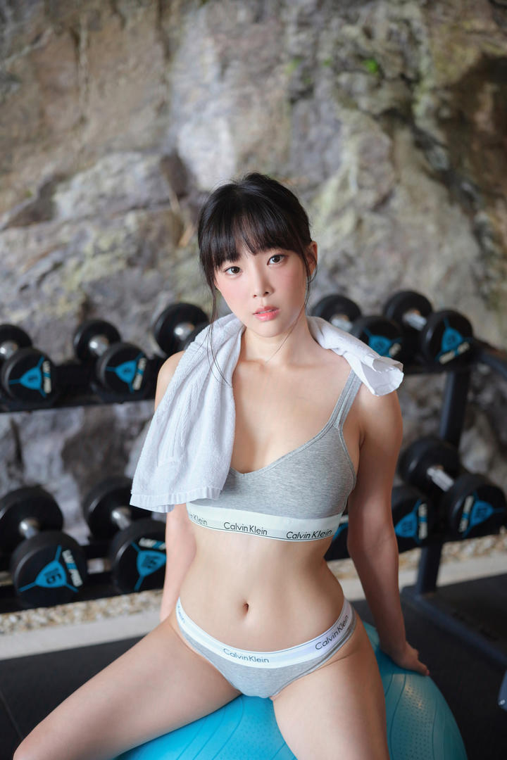 青草社区白嫩美女健身写真图片