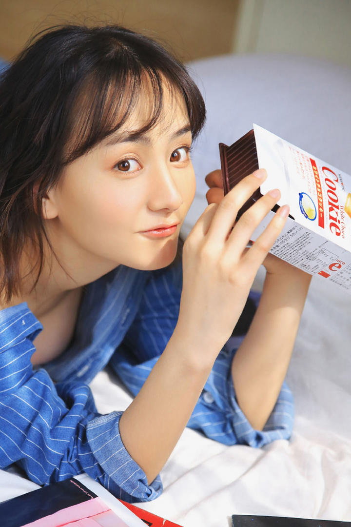 吃饼干的清纯可爱女生图片