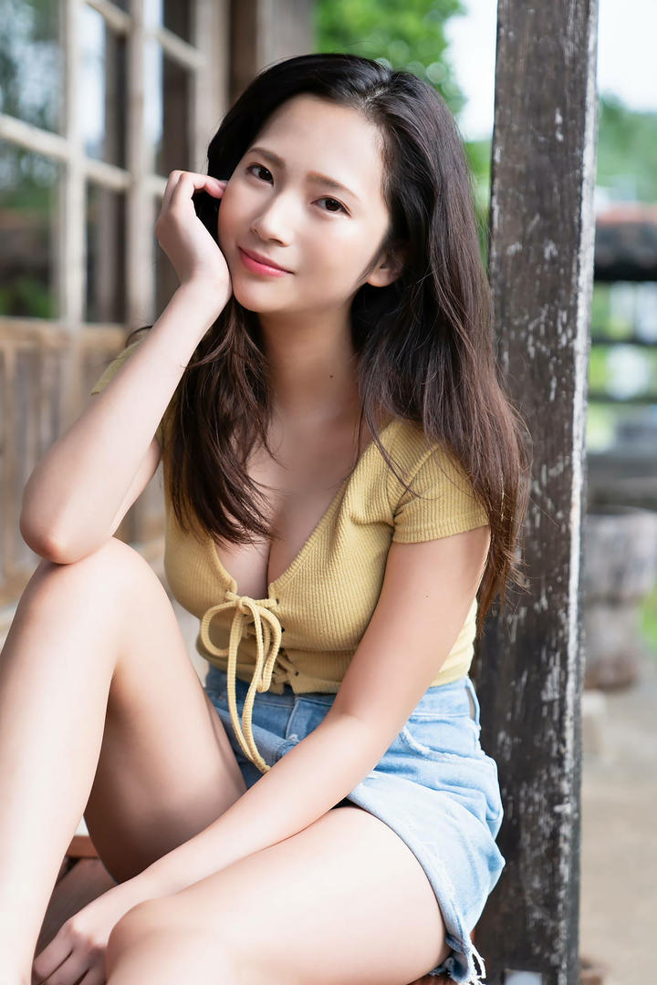 漂亮的牛仔短裙美女图片