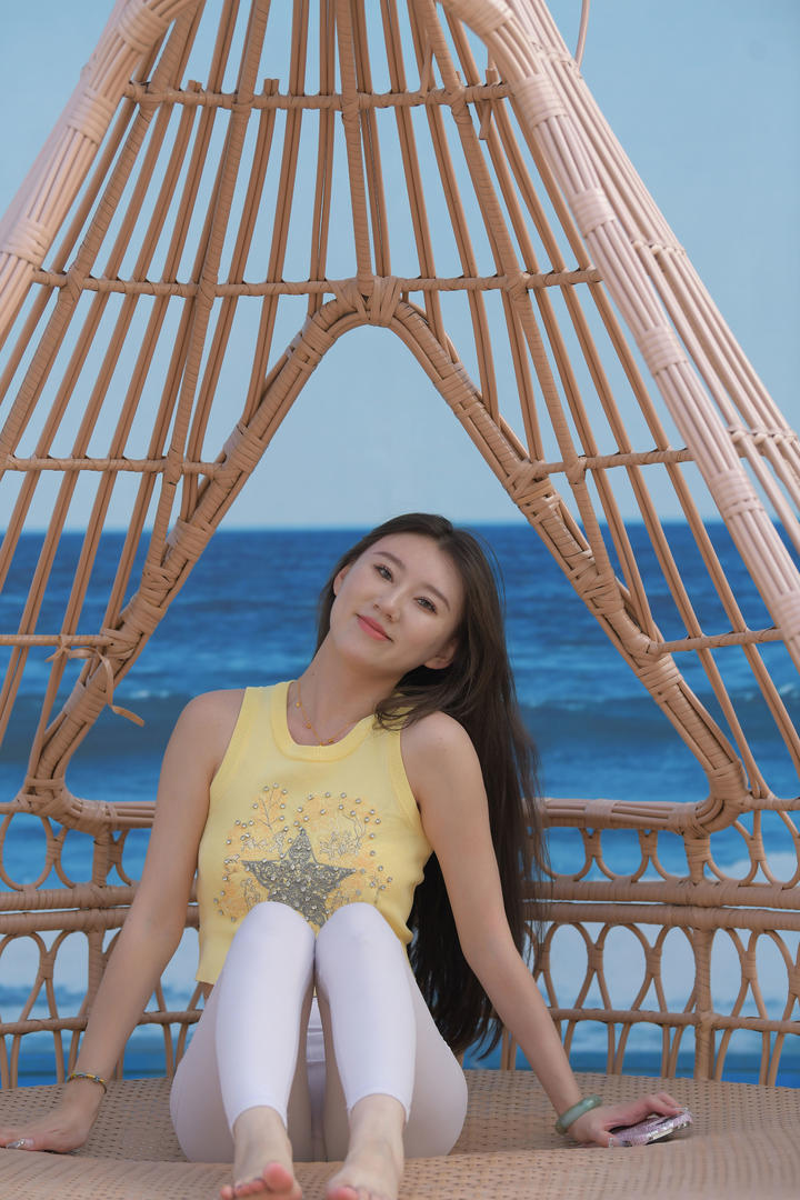 白色紧身裤美女图片