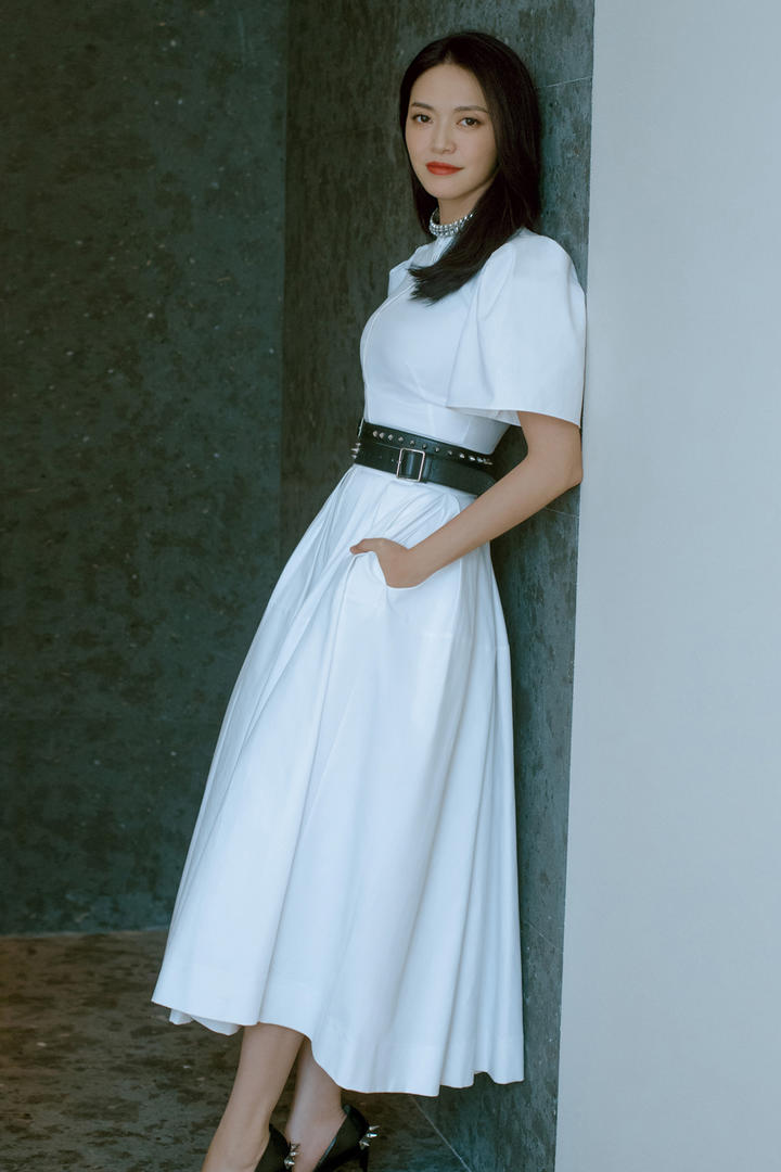 靠在墙上的美女明星姚晨写真