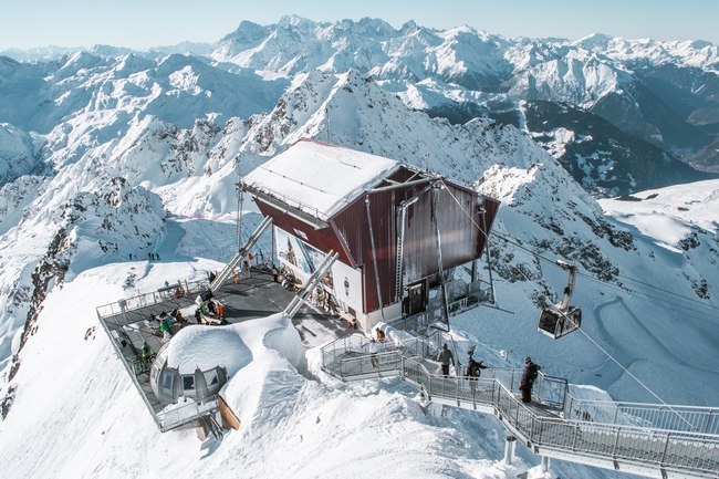 雪域高山雪山之巅雪屋图片