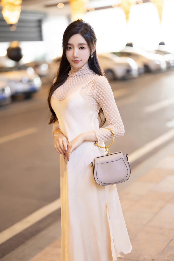 优雅大方的气质女神王馨瑶美女3A街拍图片