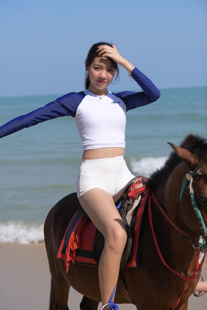 沙滩上骑马的清纯美女壁纸唯美写真图片