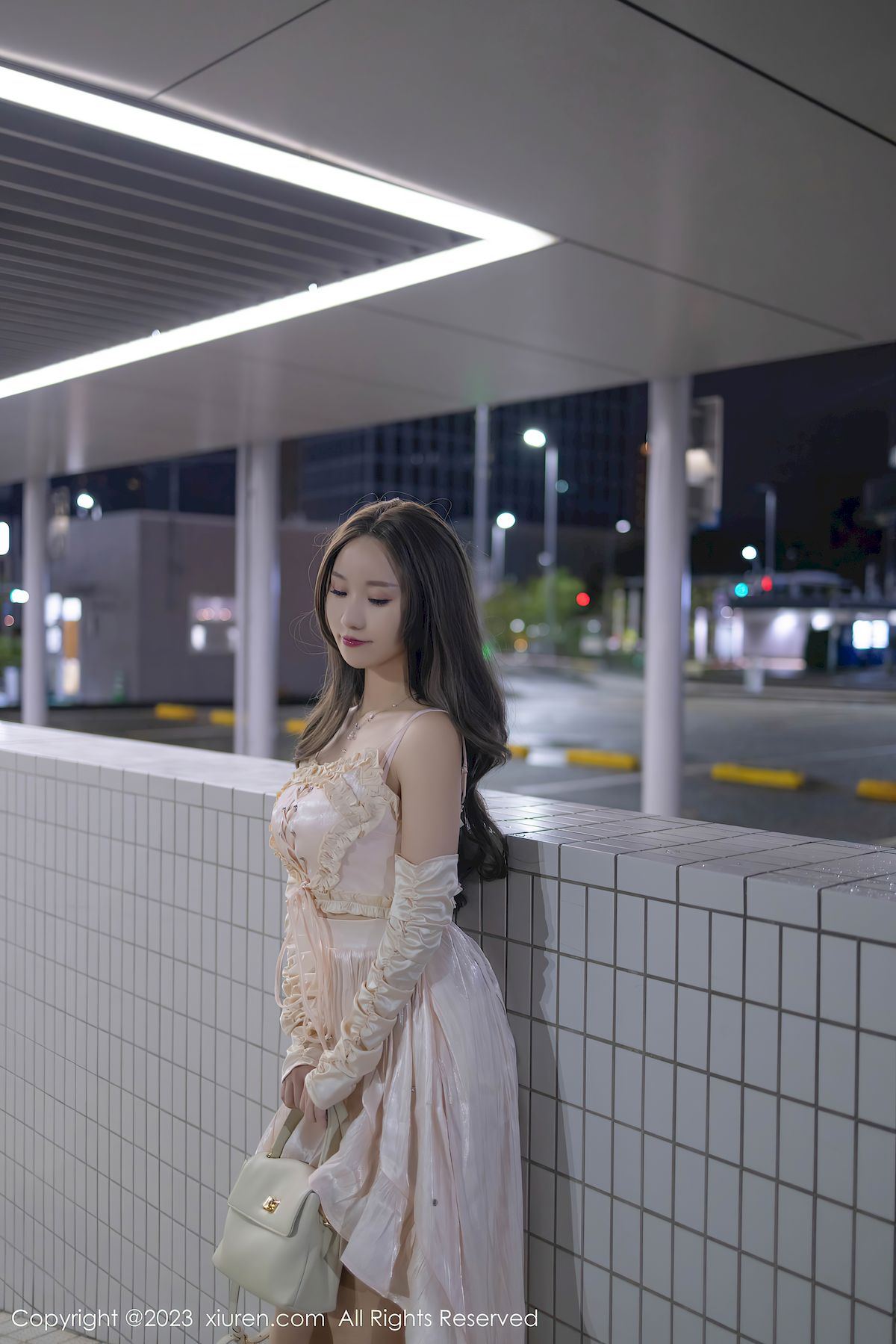 秀人网模特杏子Yada米色上衣搭配米色长裙日本旅拍