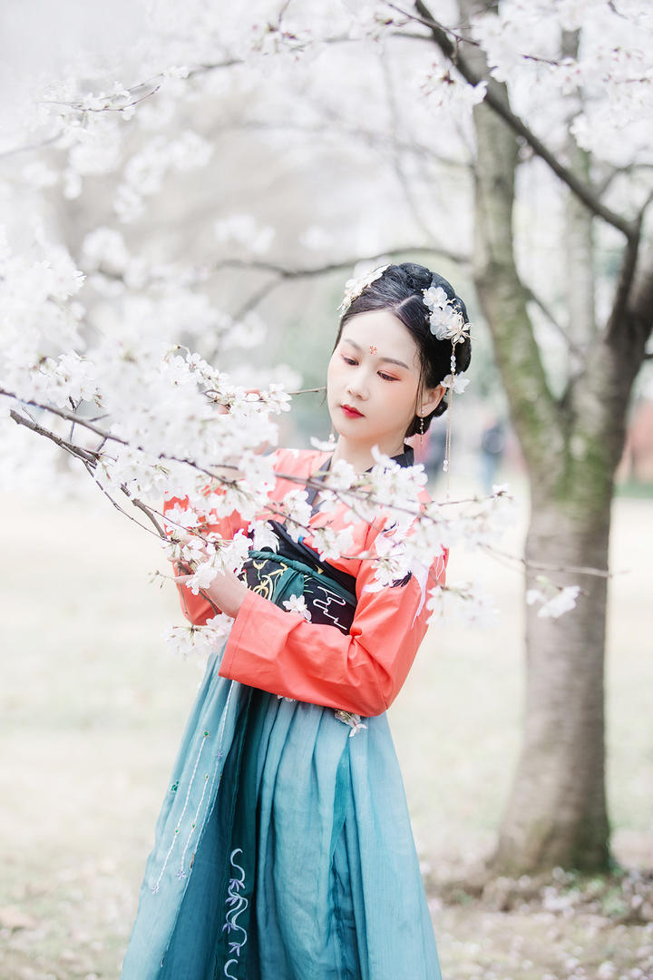 户外郊游的清纯唯美古装美女艺术摄影写真图片