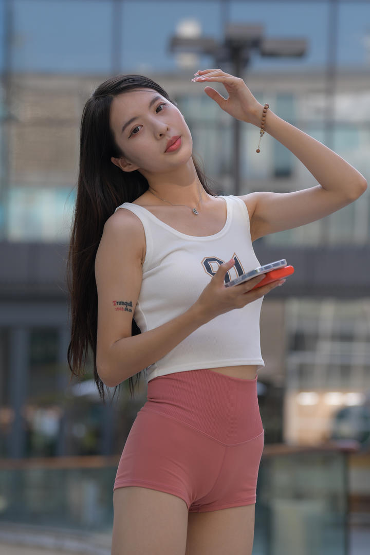 XIUREN秀人国产街拍运动热裤美女图片高清