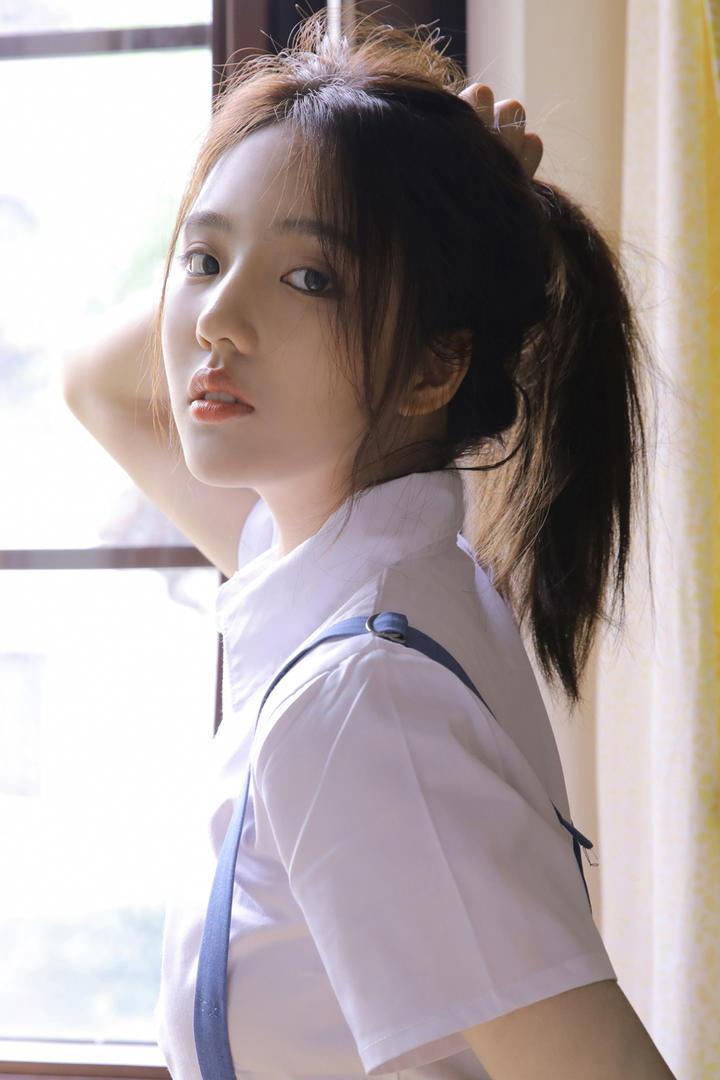 扎着马尾的高清极品女生写真