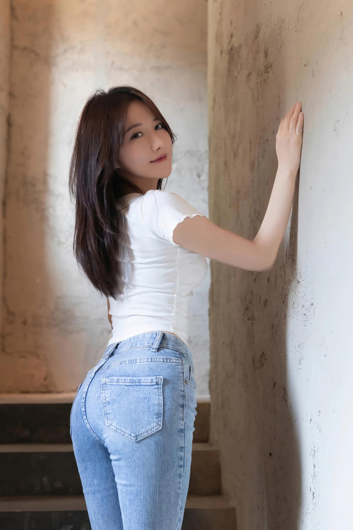 国产精品牛仔裤翘臀美女鱼子酱尤果网嫩大尺度写真图片