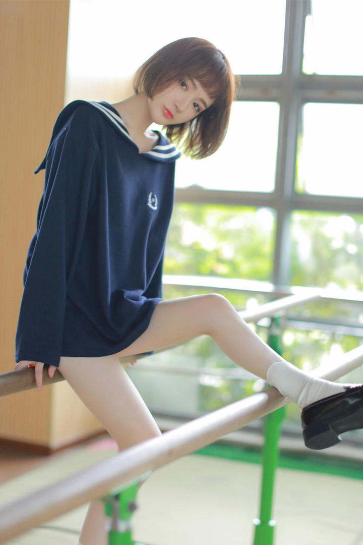 清纯制服美女跳舞图片