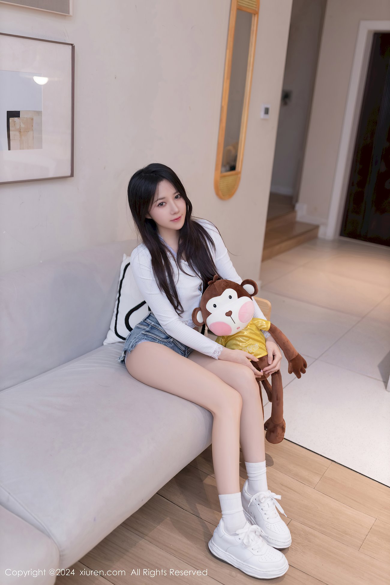 秀人网模特鱼子酱Fish蓝色牛仔短裤香蕉小猴主题性感写真