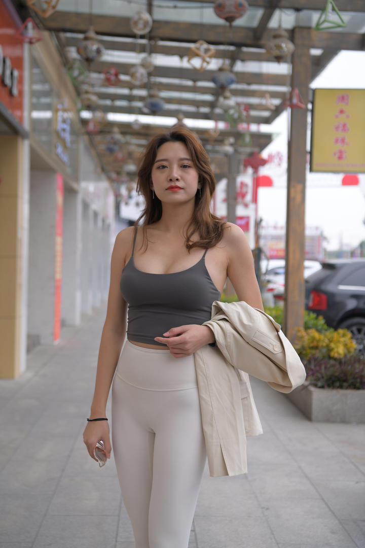 成熟丰满的阿姨街拍紧身裤美女图片
