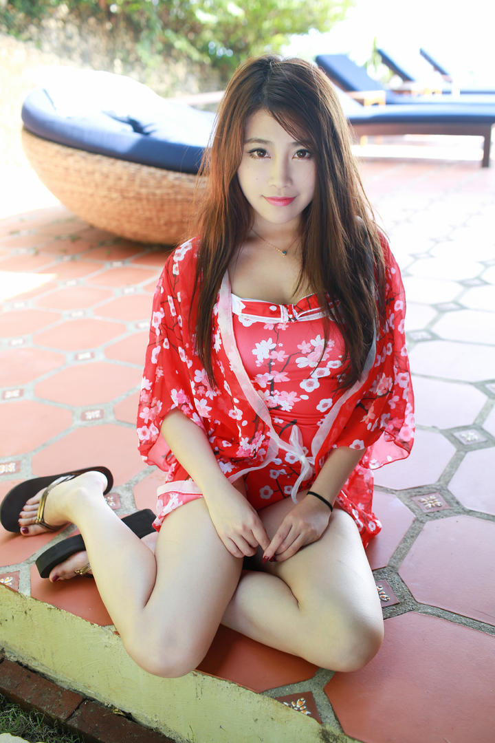 坐在地上的气质清纯美女写真