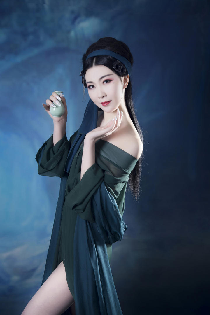 拿着酒瓶的性感青蛇古装美女人像艺术摄影写真图片