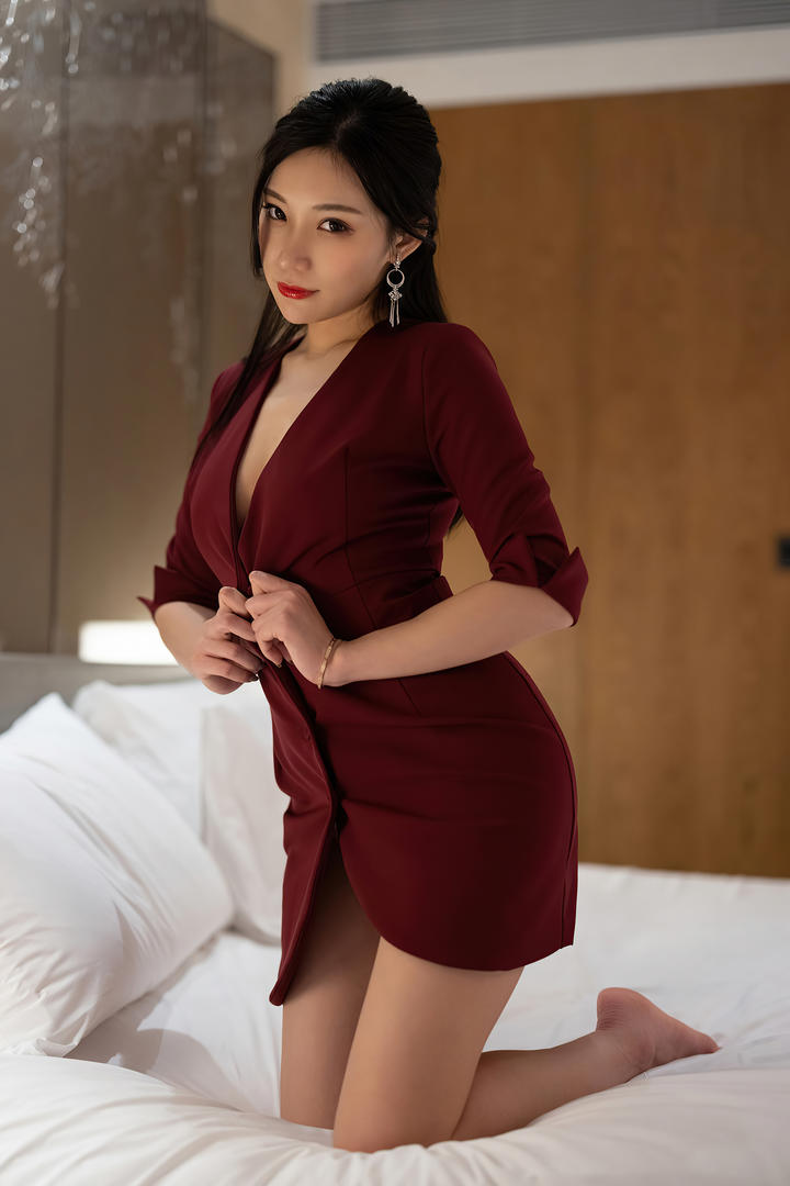 脱衣服的性感空姐小狐狸写真图片