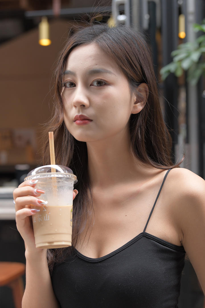 喝奶茶的吊带美女模特高清图片