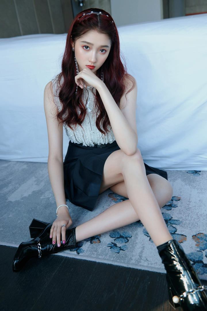 人气美女明星关晓彤超短裙大秀美腿图片