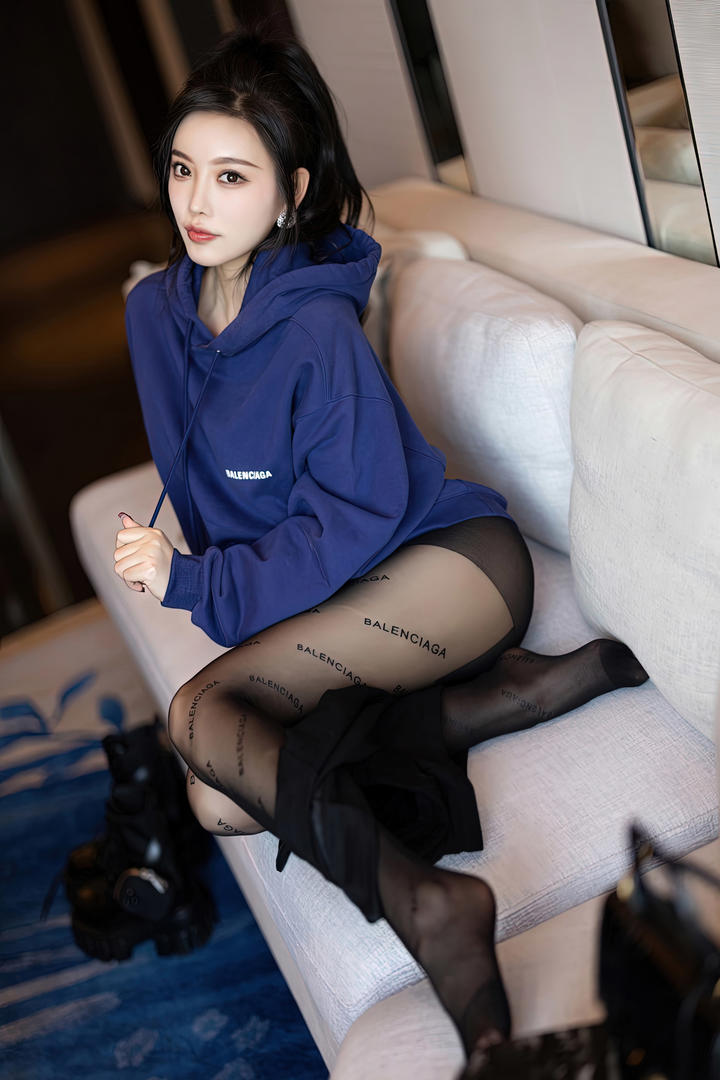迷人黑丝袜模特杨晨晨推女郎写真套图