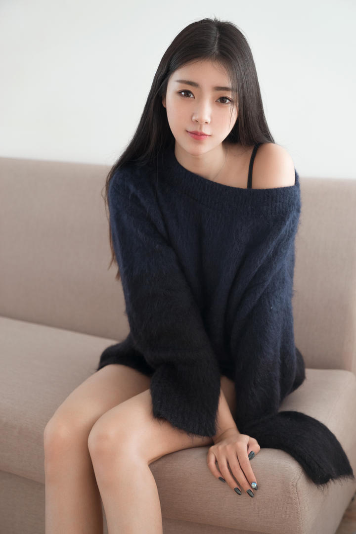 坐在沙发上的高清极品女神摄影图片