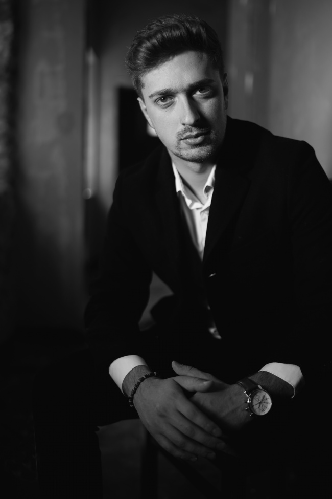 欧美黑白绅士风帅哥图片