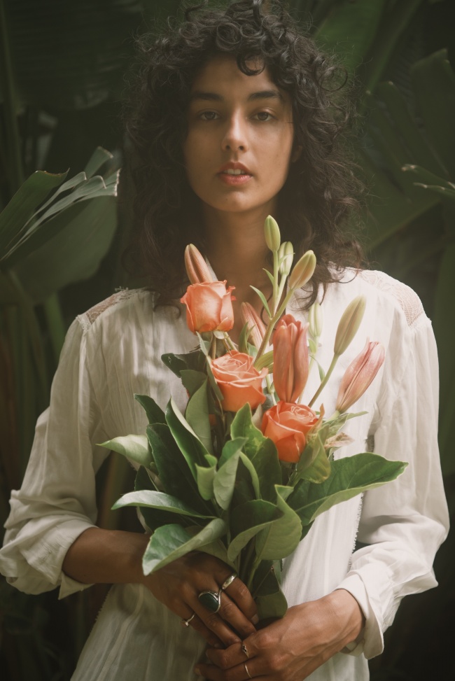 手捧花束的美女模特图片