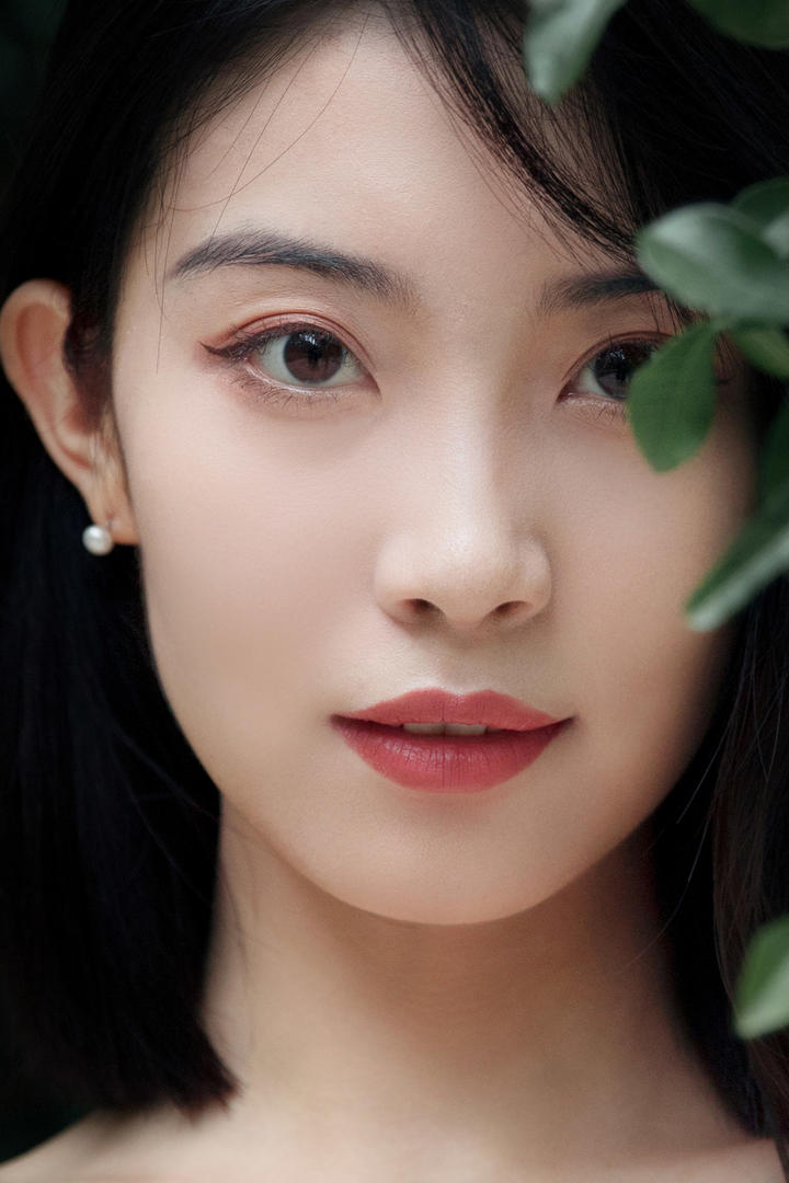 五官精致的清纯漂亮女孩脸部特写图片