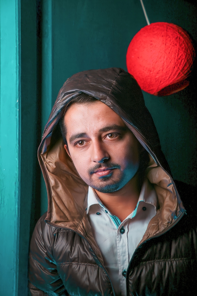 时尚轻薄戴帽羽绒服帅哥图片