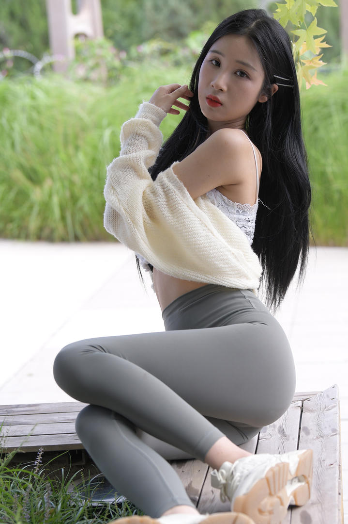 灰色瑜伽裤极品美女街拍写真图片