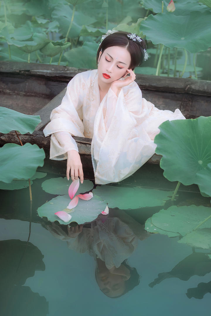 坐在小木船上的高清古典美女图片