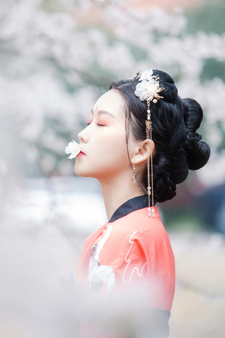 亲吻花朵的古风古装美女艺术写真图片