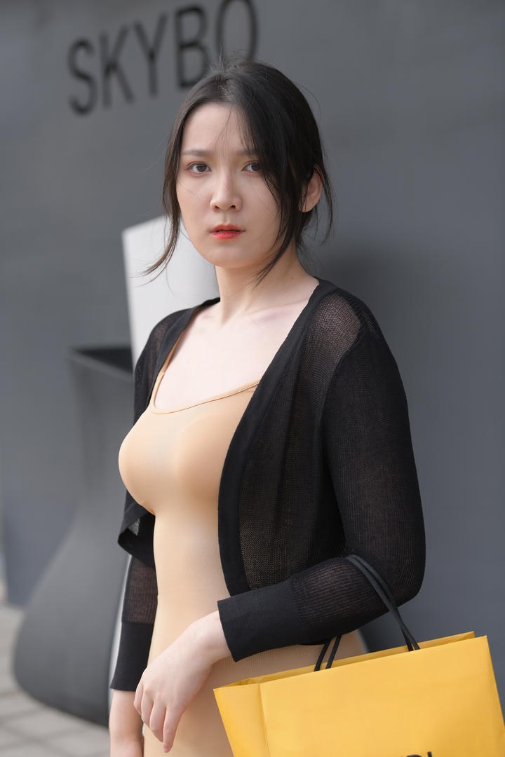 国内成熟丰满的美女逛街图片