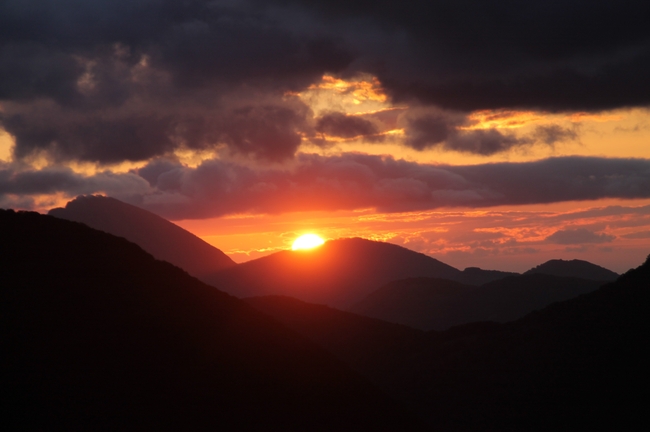 黄昏山头夕阳西下图片