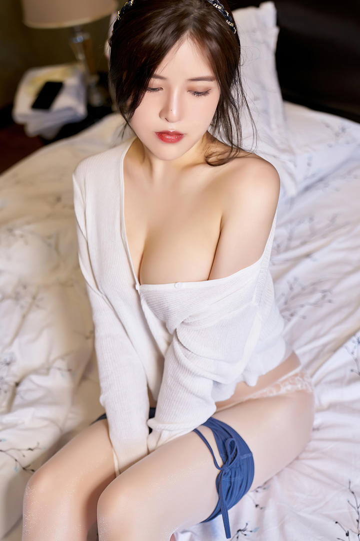 卧室里的大胸美女韩静安超高清美女图片