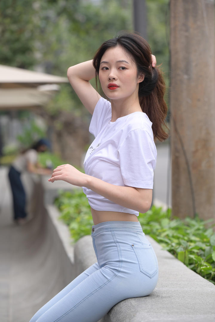 扎马尾的清纯牛仔裤美女街拍美女高清大图