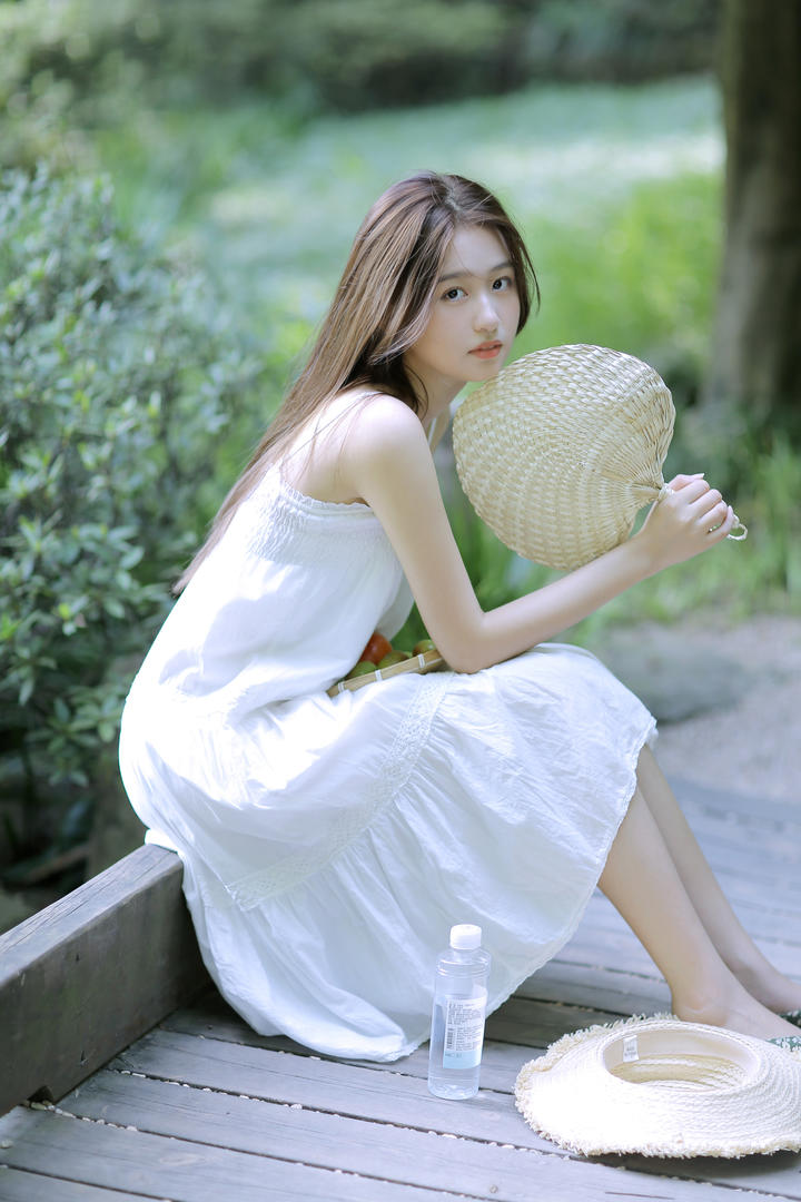 户外踏青的甜美清纯白裙美女高清手机壁纸图片欣赏