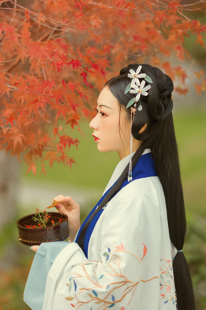 长发及腰的唯美古装美女艺术照图片