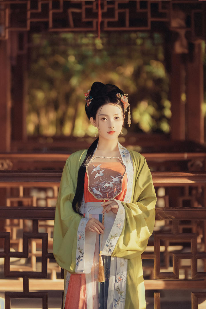 亭亭玉立的气质古装美女古风艺术写真图片