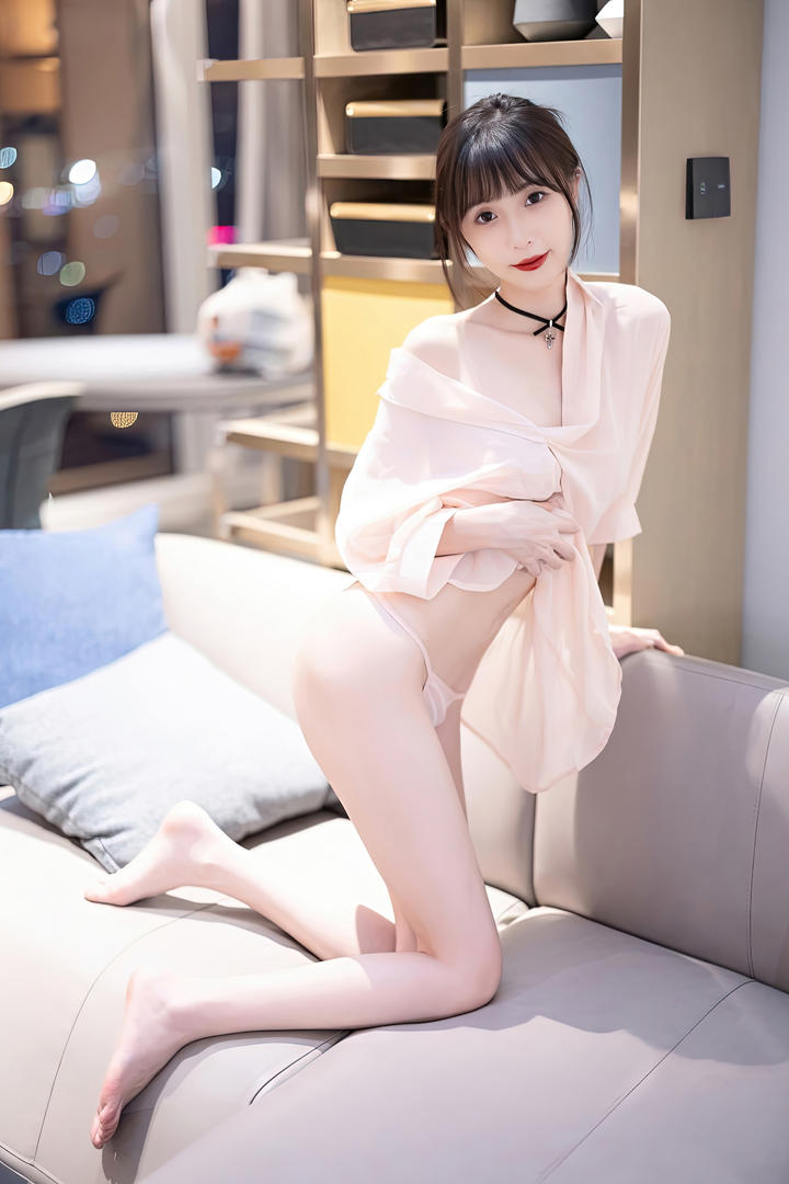 性感白嫩国模林星阑撩起睡衣露出迷人身段