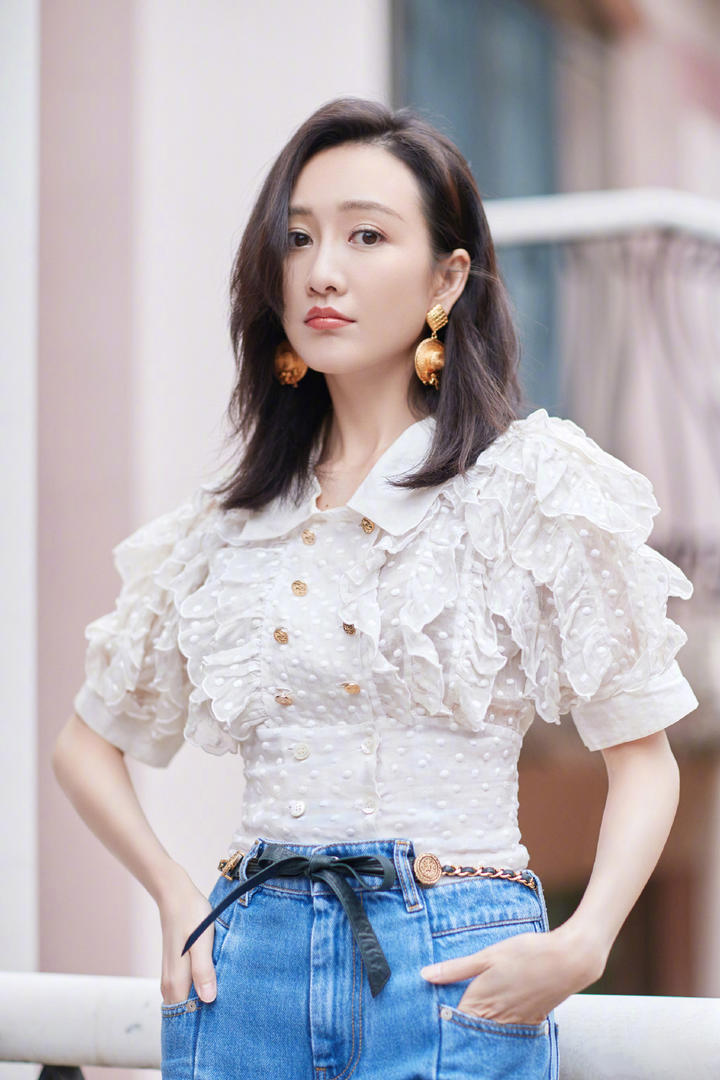 双手插兜的中国美女明星王鸥写真图片