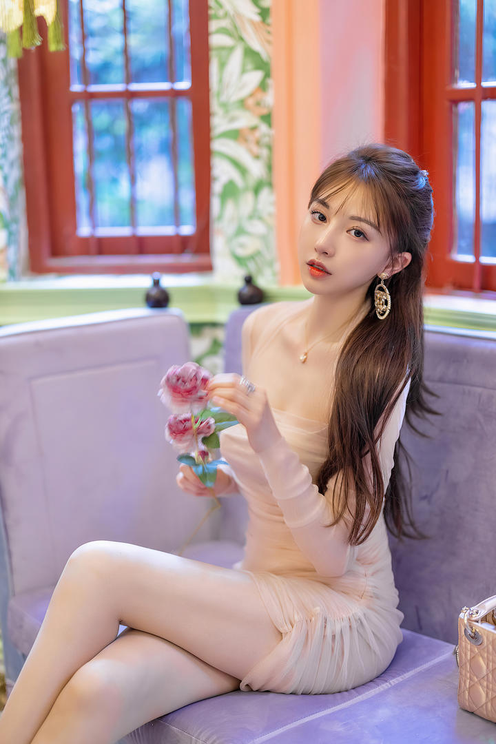 坐在沙发上的女生头像小清新可爱刘奕宁图片