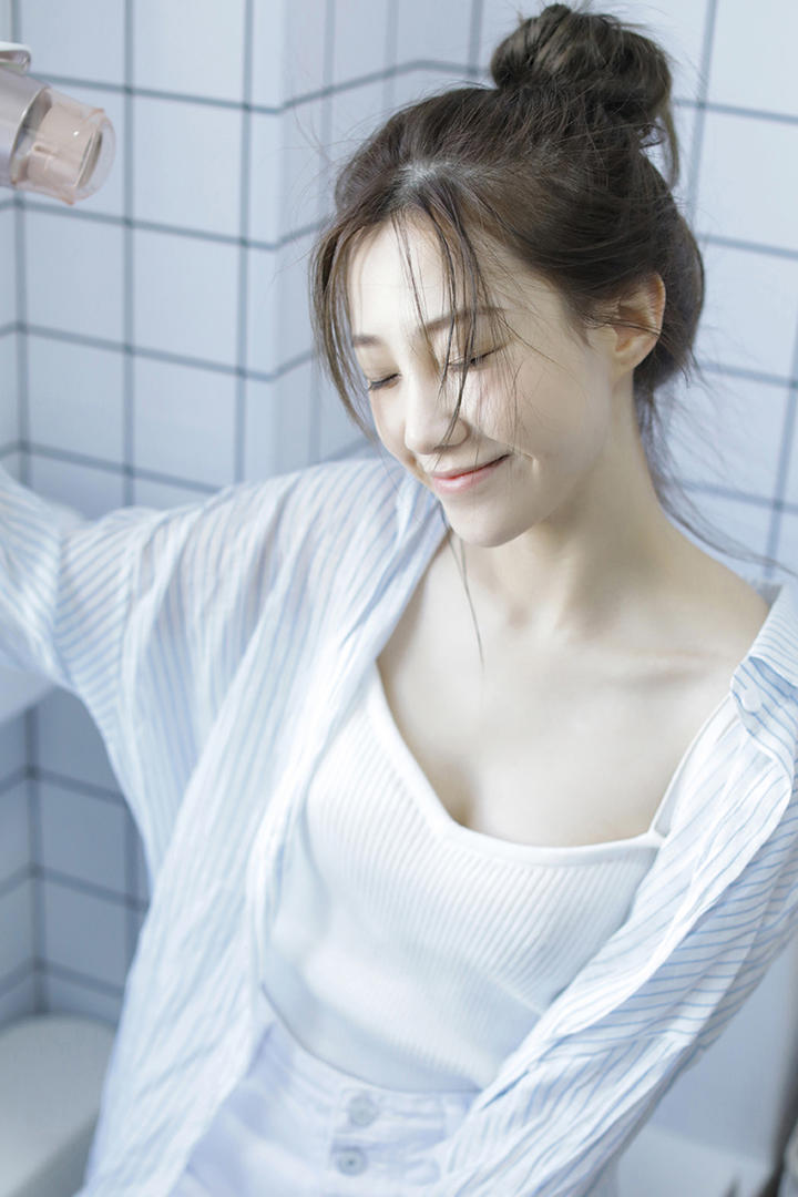 吹头发的清纯女神图片