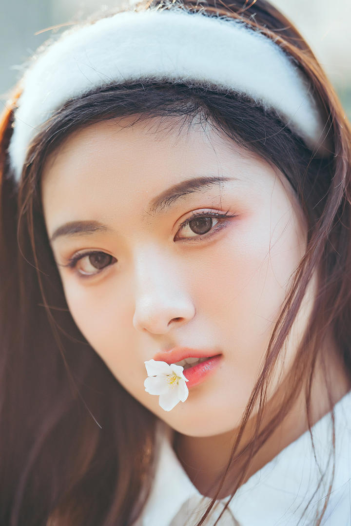 嘴里含着花朵的清纯女生高清特写图片