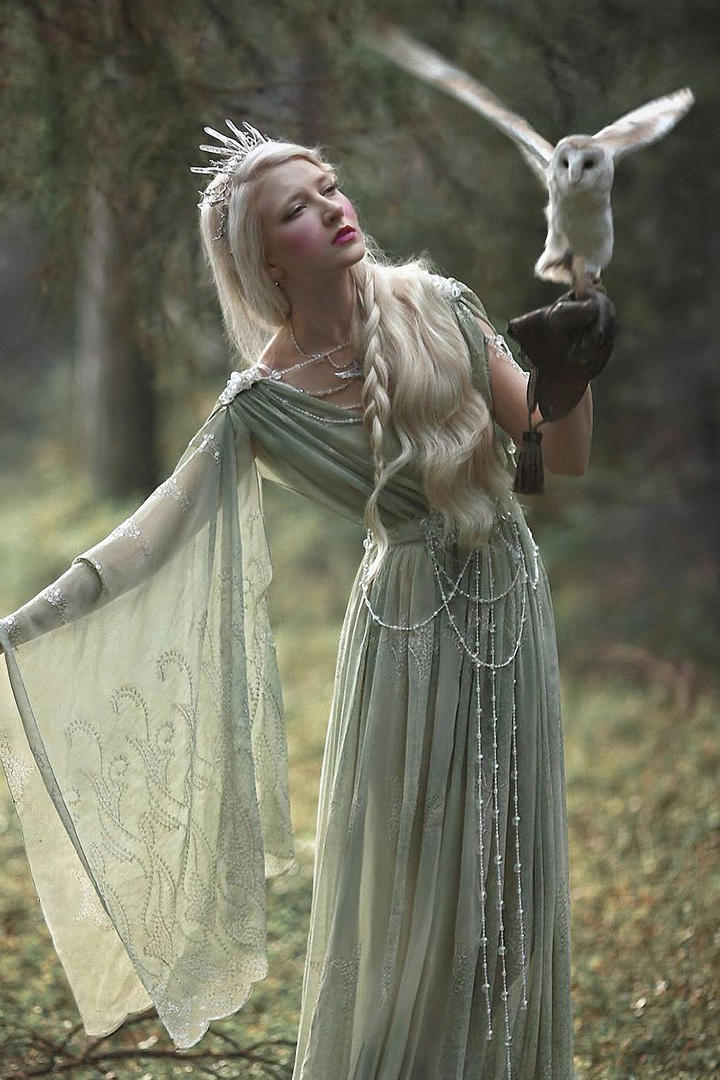 欧美漂亮的美女与猫头鹰艺术写真图片